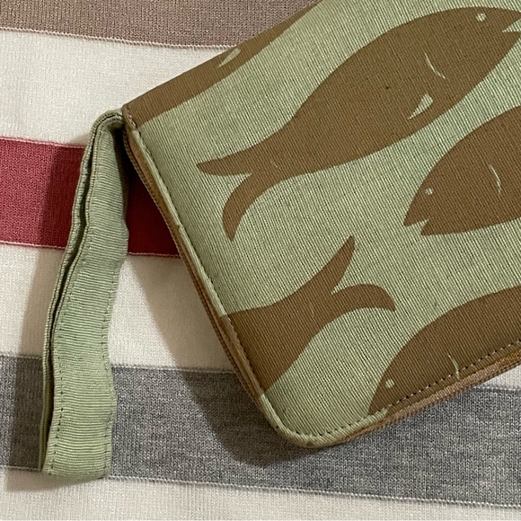 Wristlet clutch purse with fish pattern NWOT - Picture 5 of 15